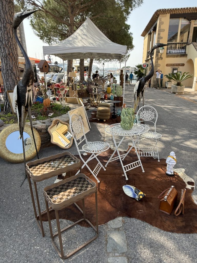 Mobilier de jardin en fer forgé blanc, sculptures de hérons et tables gigognes à plateau damier
