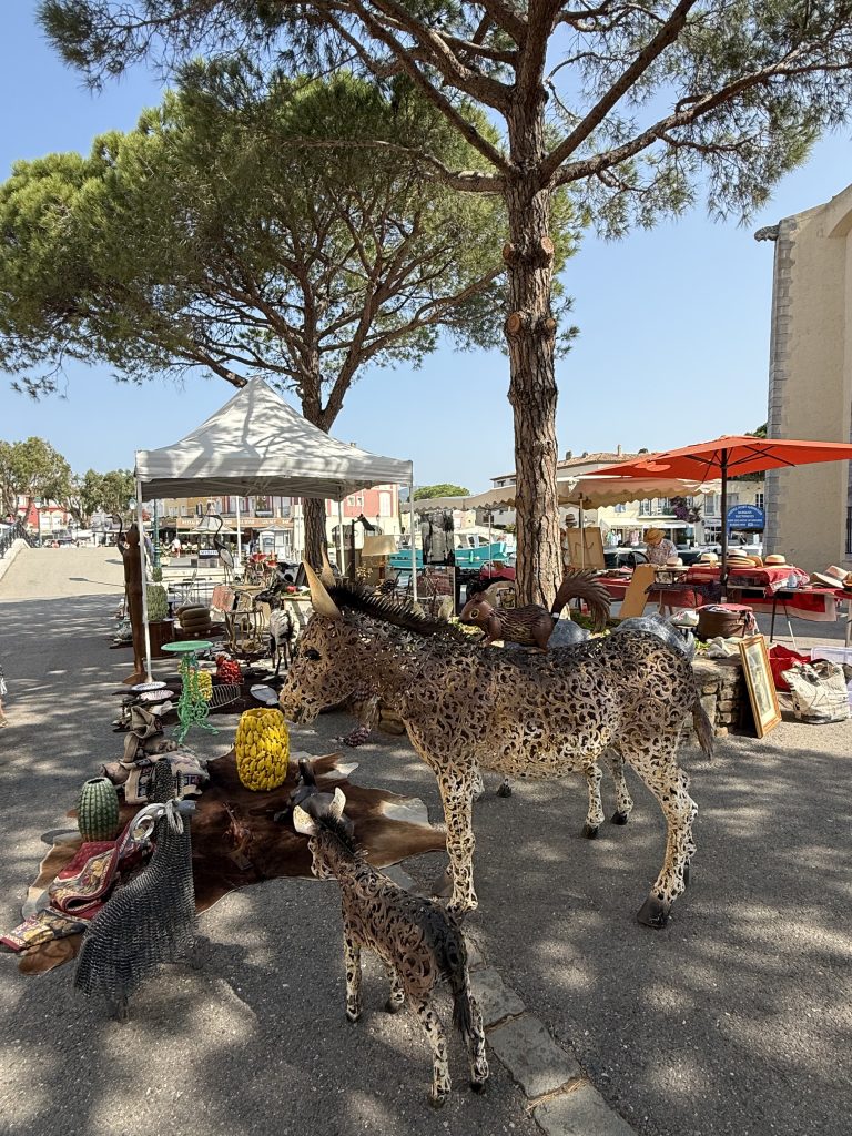 Sculptures de cerfs à motif léopard sous les pins, marché de Saint-Tropez