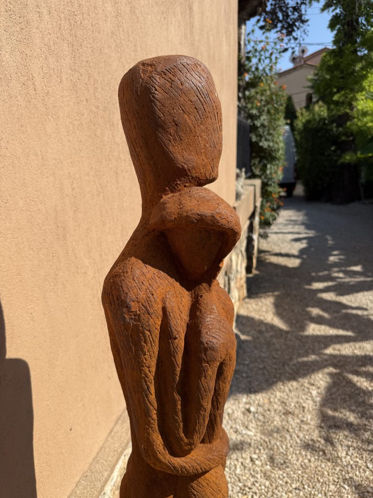 Détail d'une sculpture en bois d'une silhouette humaine stylisée