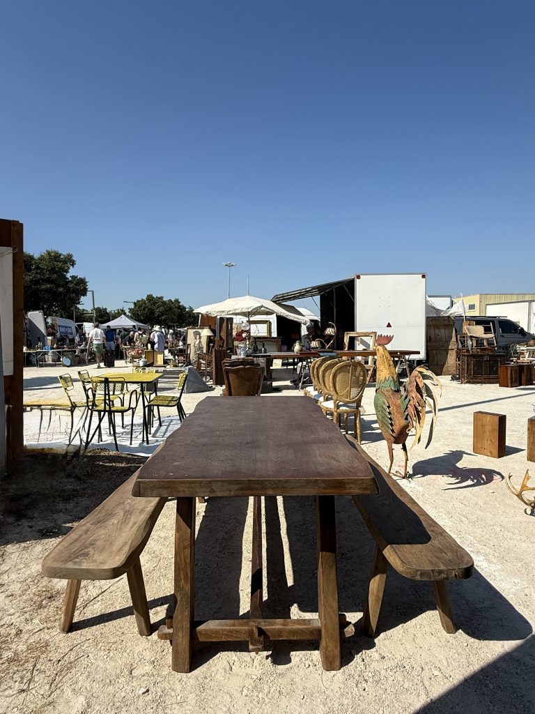 Grande table de ferme en bois massif et ses deux bancs
