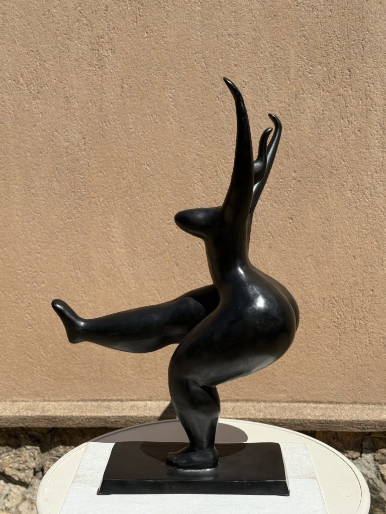 Bronze contemporain d'une danseuse stylisée en équilibre sur socle noir