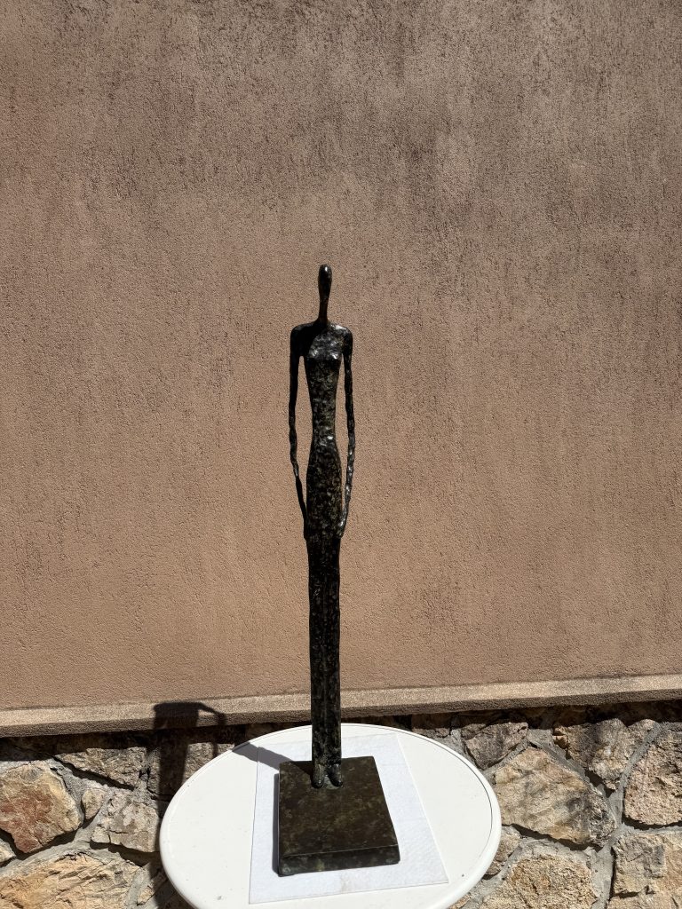 Bronze d'une silhouette féminine longiligne sur socle carré
