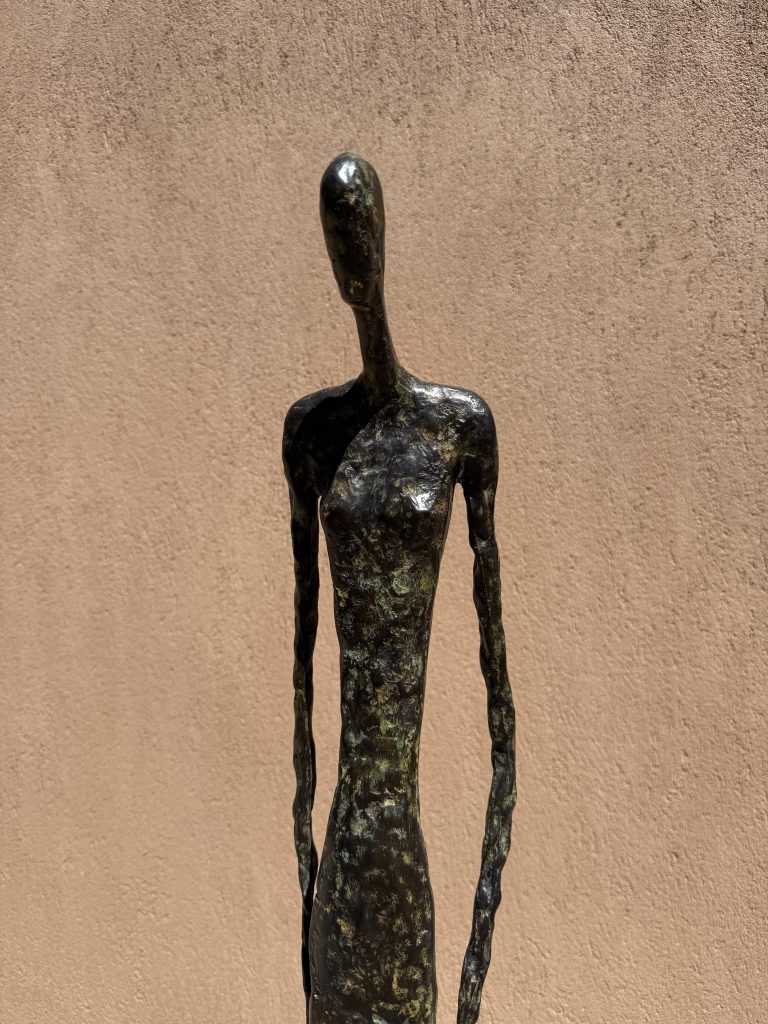 Détail du buste d'une sculpture féminine en bronze à la patine texturée