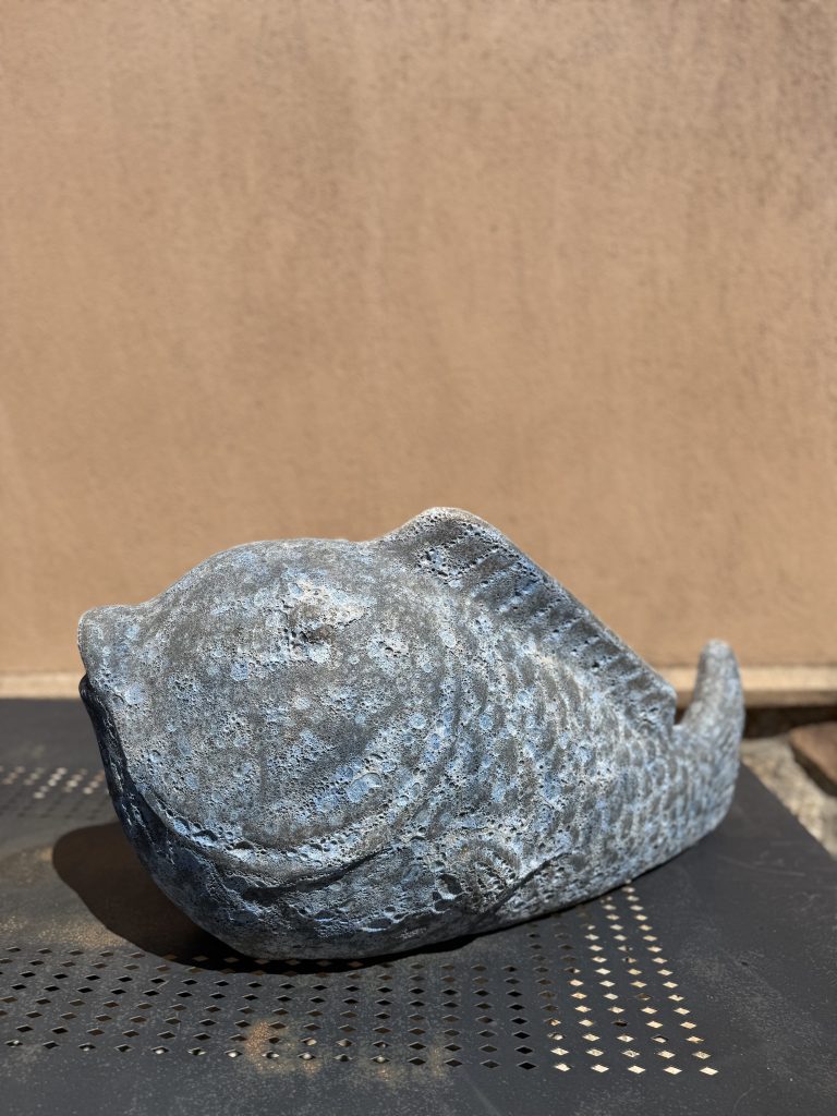 Sculpture en pierre représentant un coquillage enroulé